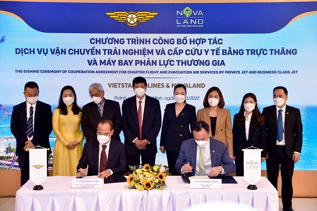 Đại diện Novaland & Vietstar Airlines kí kết hợp tác đưa dịch vụ vận chuyển trải nghiệm và cấp cứu y tế bằng trực thăng để phục vụ các nhu cầu tham quan, du lịch tại chuỗi dự án NovaWorld