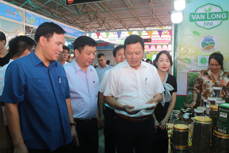 Các đại biểu tham quan gian hàng sản phẩm OCOP