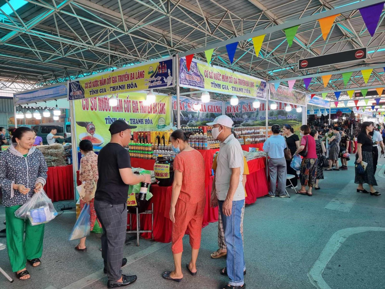 Người dân mua sản phẩm đặc sản, OCOP từ các vùng miền