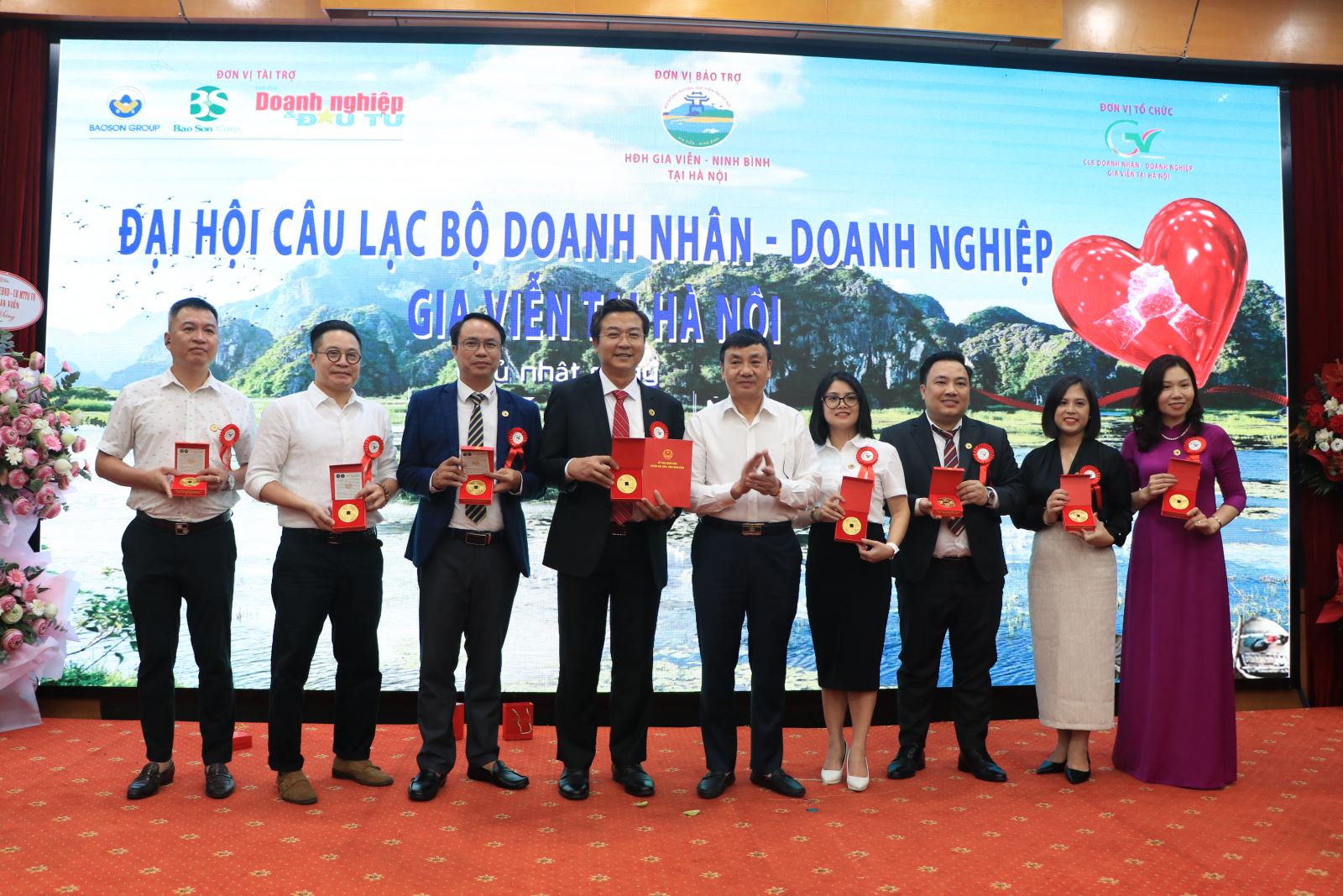 Đồng chí Hoàng Mạnh Hùng - Bí thư Huyện ủy, Chủ tịch Hội đồng nhân dân huyện Gia Viễn trao tặng đồng tiền Thái bình hưng bảo cho ban chủ nhiệm lâm thời Câu lạc bộ Doanh nhân Doanh nghiệp Gia Viễn tại Hà Nội