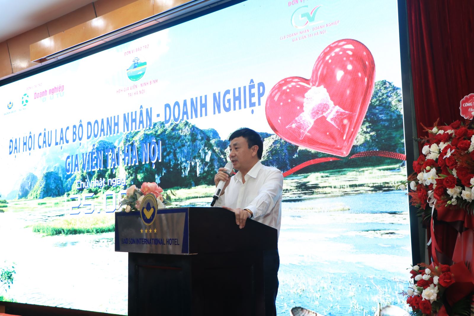 Đồng chí Hoàng Mạnh Hùng - Bí thư Huyện ủy, Chủ tịch Hội đồng nhân dân huyện Gia Viễn phát biểu tại lễ ra mắt Câu lạc bộ