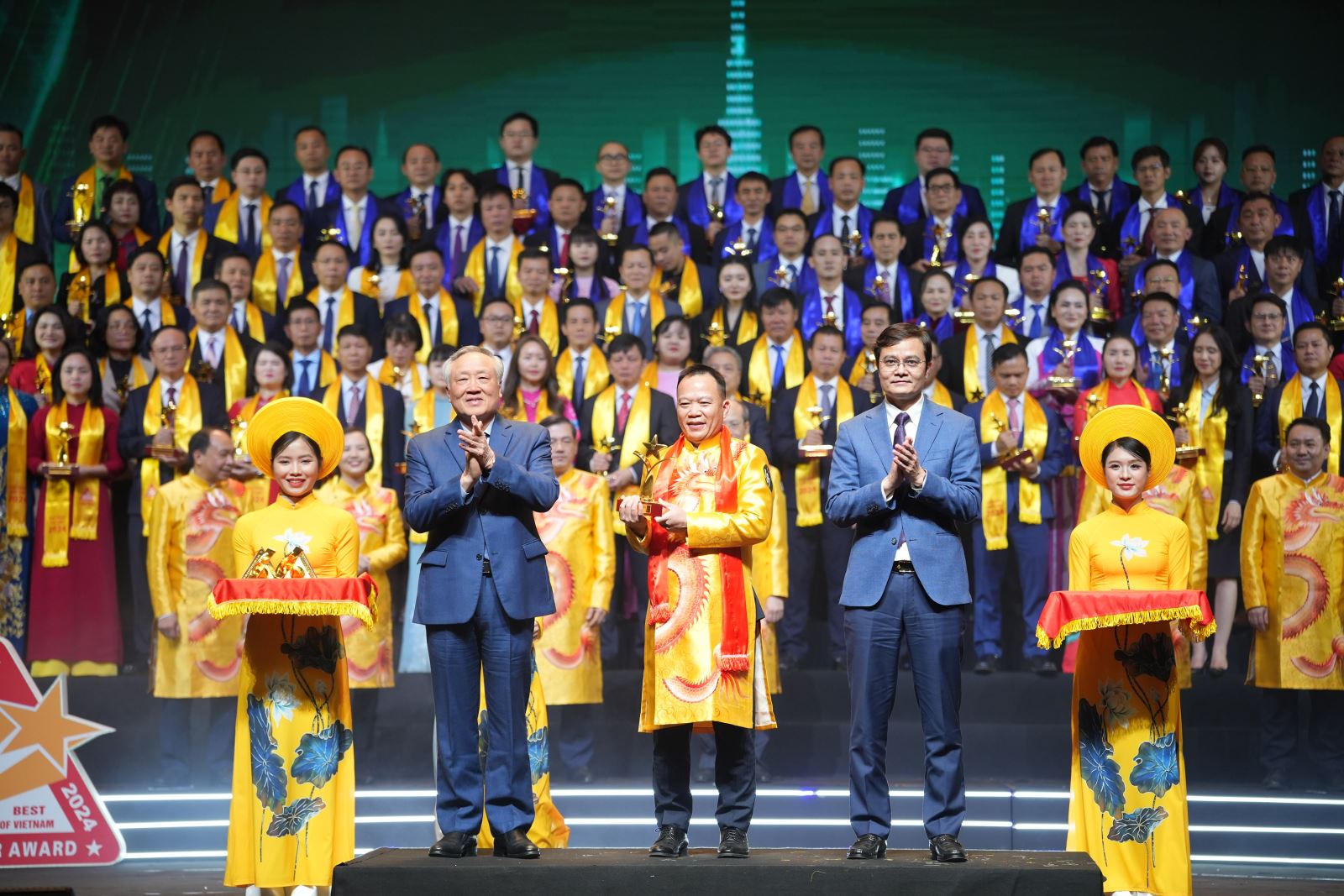 Ông Đinh Đức Thắng - Chủ tịch HĐQT kiêm Tổng Giám đốc điều hành CTCP Stavian Hoá chất nhận giải Top 10 Sao Vàng Đất Việt 2024_3