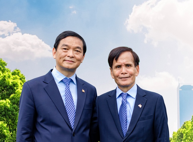 Ông Lê Viết Hải chụp hình cùng ông Nguyễn Công Phú, đối thủ cạnh tranh giành ghế chủ tịch Tập đoàn Xây dựng Hòa Bình