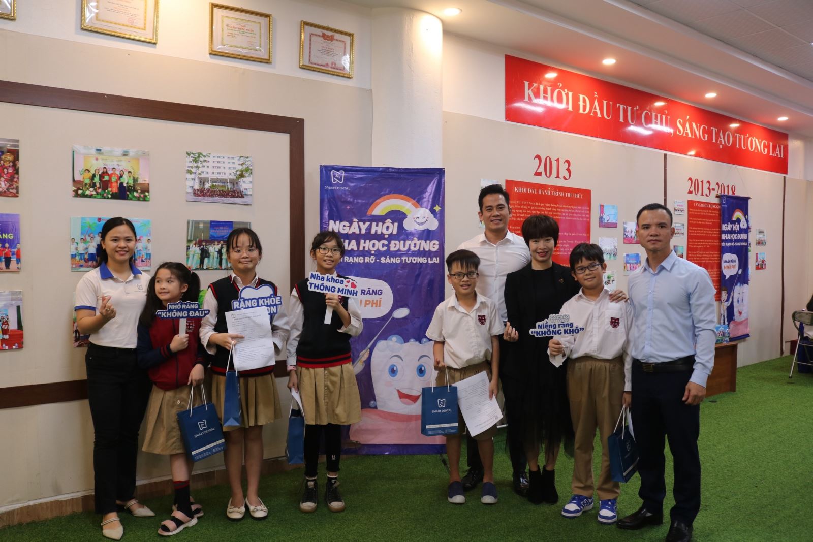 (Thầy Lê Thanh Quân-Hiệu trưởng Trường TH-THCS Pascal và Bà Phan Châu Giang-Giám đốc truyền thông Hệ thống Nha khoa Smart trao quà cho các em học sinh)