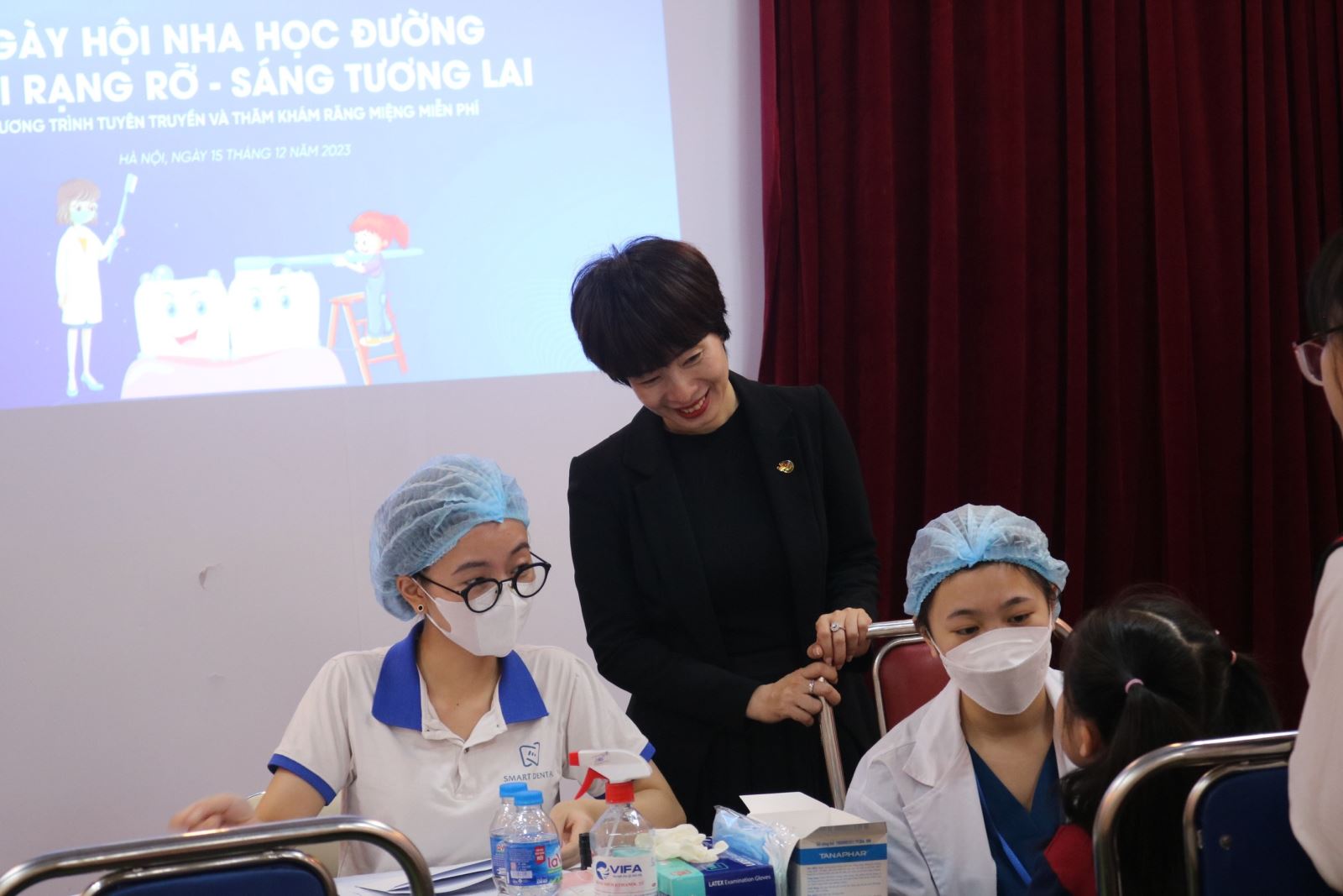 (Bà Phan Châu Giang - Giám đốc truyền thông Hệ thống Nha khoa Smart (ở giữa) tại Ngày hội Nha khoa học đường).