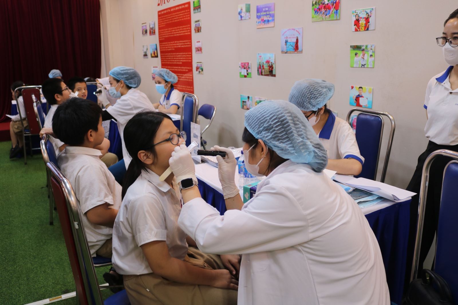 (Bác sỹ của Nha khoa Smart thăm khám, tư vấn chăm sóc răng cho các em học sinh)