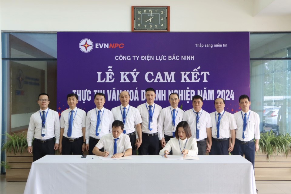 Trưởng các phòng, ban, đơn vị ký cam kết thi đua thực hiện văn hóa doanh nghiệp (VHDN) năm 2024 với Giám đốc Công ty.