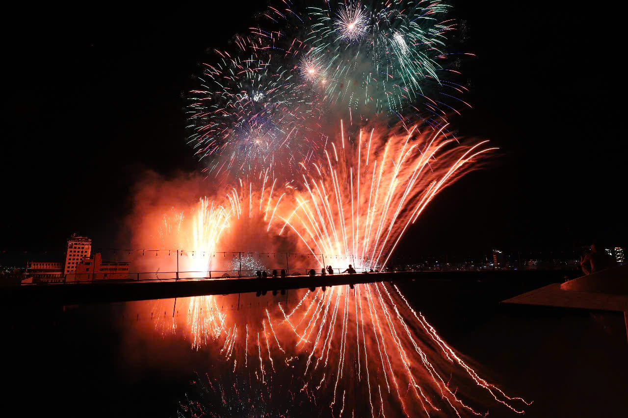 Những chùm pháo đan xen hình quạt, xoáy tròn như những cánh cò bay, mang đến một khoảnh khắc giao thoa kỳ diệu giữa hai nền văn hóa Á - Âu