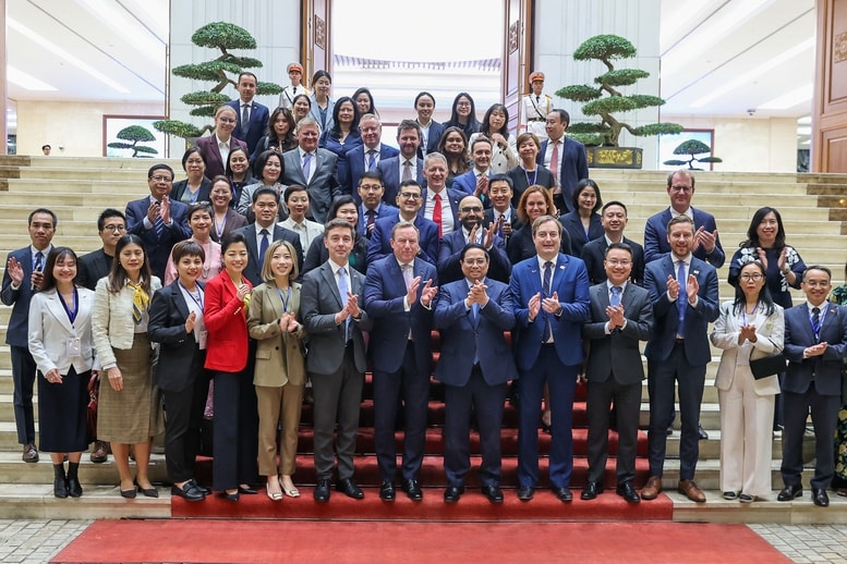 Thủ tướng đề nghị các doanh nghiệp châu Âu tiếp tục tin tưởng và gắn bó với Việt Nam trong quá trình phát triển tăng tốc, bứt phá, đóng góp vào thực hiện 2 mục tiêu 100 năm - Ảnh: VGP