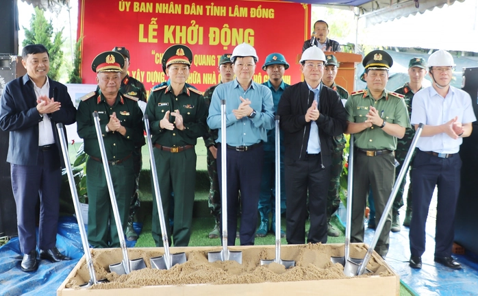 PTT Mai Văn Chính (giữa hàng đầu) cùng đại diện chính quyền địa phương, các bộ ngành liên quan khởi công xây dựng 4 căn nhà tại xã D’Ran, Lâm Đồng.