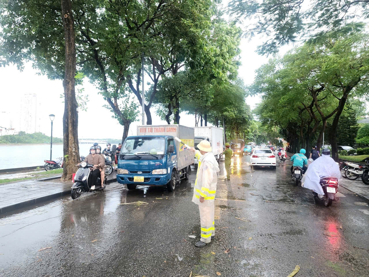 Các lực lượng công an tổ chức phân luồng, bảo đảm an toàn lưu thông cho người và phương tiện trong mưa chiều 6-9