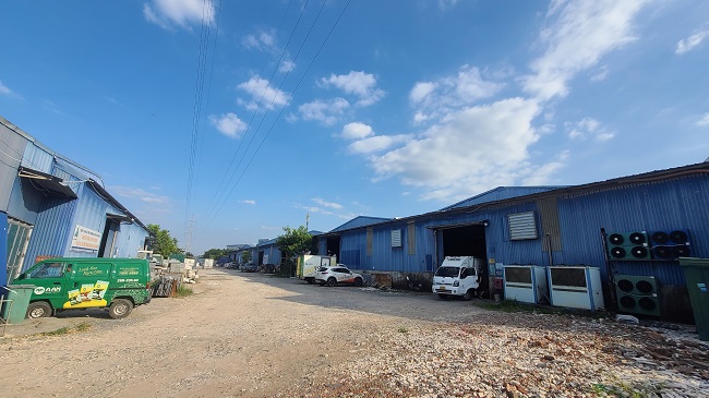 Những kho, xưởng nằm ngay dưới đường dây lưới điện 550kv.