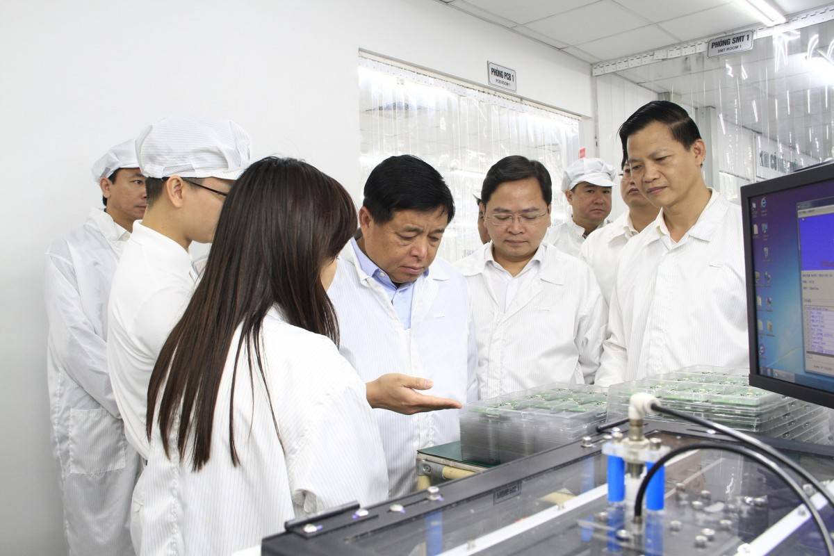 Phó Thủ tướng Chính phủ Nguyễn Chí Dũng cùng lãnh đạo tỉnh Bắc Ninh tham quan mô hình sản xuất của Công ty Hanel PT (Ảnh: Vũ Phường).