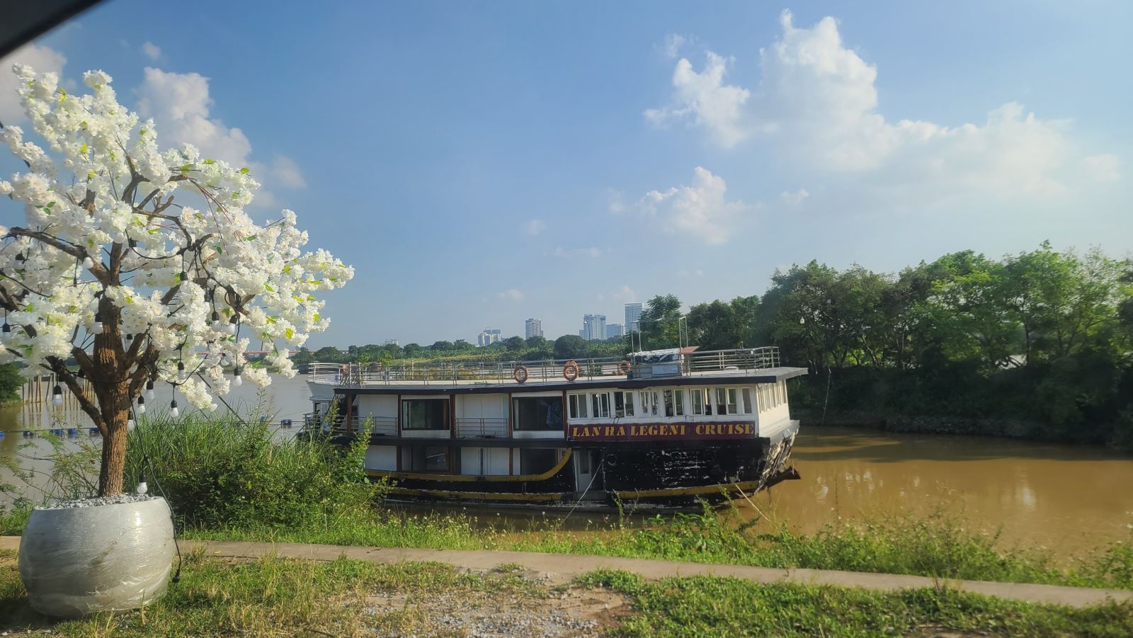 Trà chanh bờ kè cũng đang vi phạm các quy định về hành lang thoát lũ.