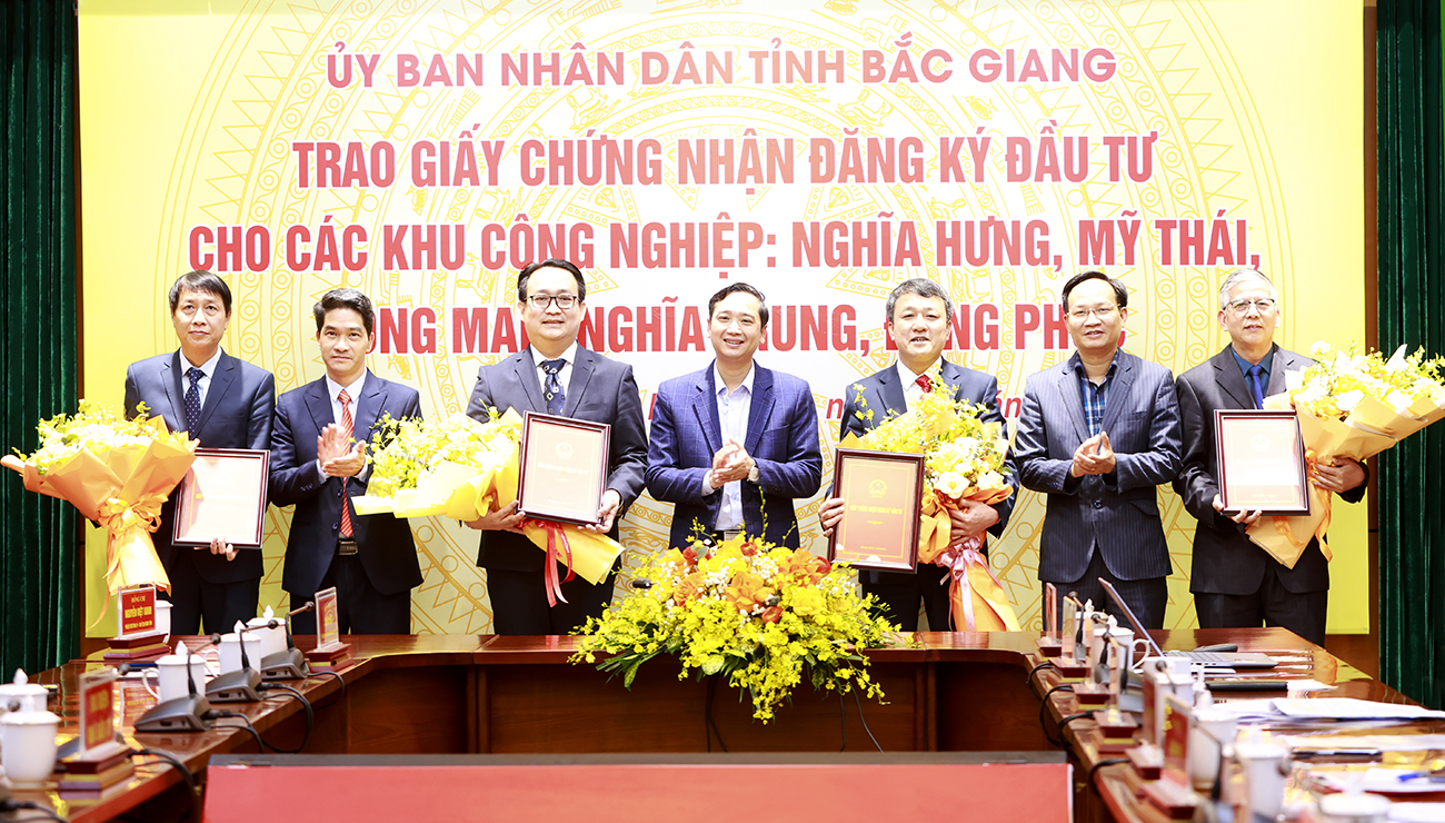 Chủ tịch UBND tỉnh Bắc Giang trao Giấy chứng nhận đầu tư KCN cho các doanh nghiệp.