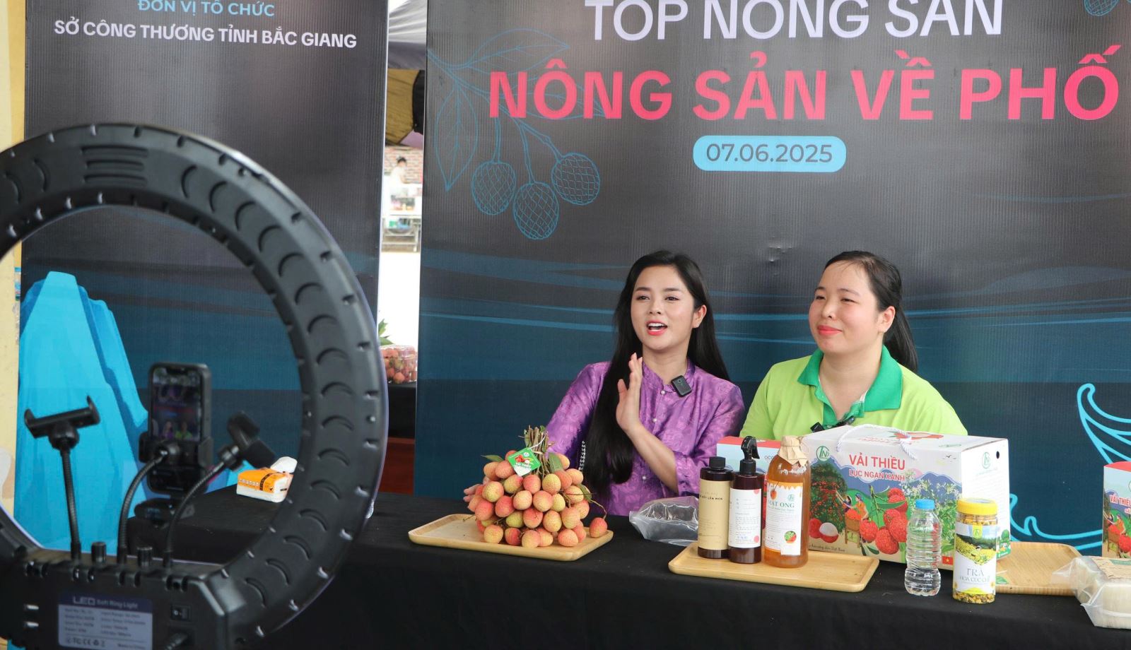 ột buổi Livestream bán vải thiều tại Chương trình xúc tiến thương mại và Du lịch, Vải thiều Lục Ngạn – Tinh hoa trái cây Việt.