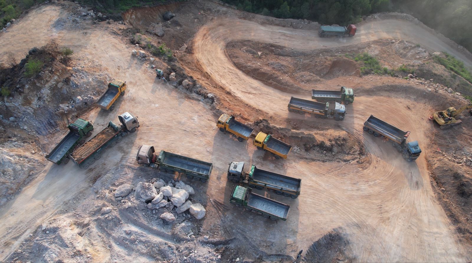 Hoạt động khai thác đất tại một mỏ đất trên địa bàn xã Minh Đức, Thị xã Việt Yên, tỉnh Bắc Giang.