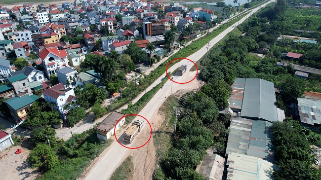 Những chiếc xe chở cát từ khu vực bãi tập kết của Công ty Diệp Trang, xã Hải Bối.