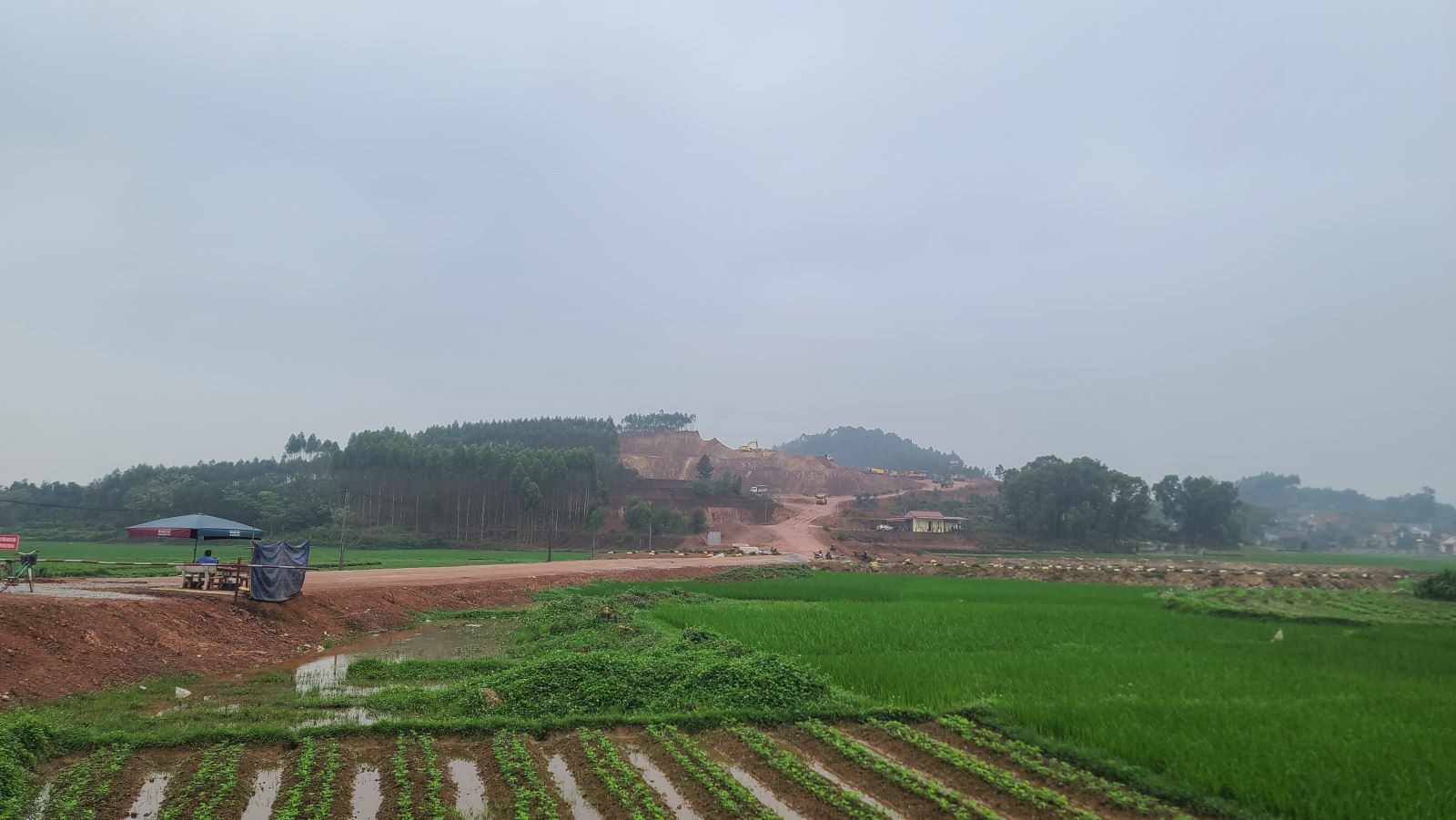 Mặc dù đã đi vào khai thác từ ngày 20/10/2023 nhưng đến nay mỏ đất của Công ty Hoàng Anh Đạt vẫn chưa hoàn thiện thủ tục thuê đất.