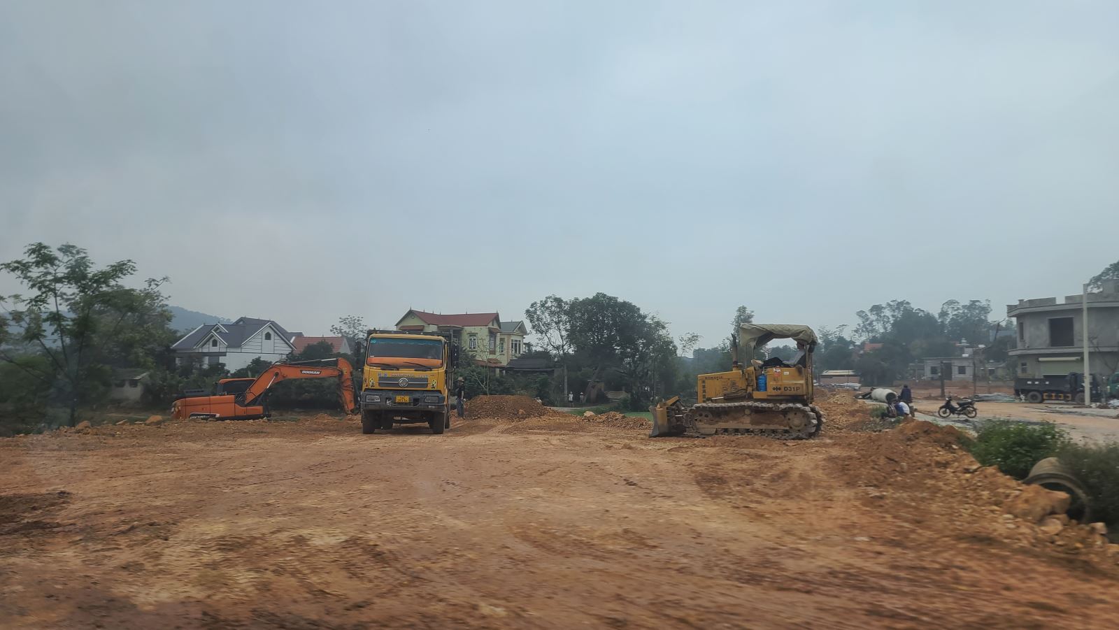 Thời điểm phóng viên ghi nhận, những chiếc xe tải lấy đất tại mỏ của Công ty Hoàng Anh Đạt đưa về san lấp tại một khu dân cư cách đó không xa.