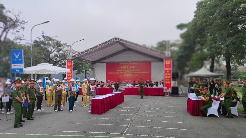 Hội thi nghiệp vụ chữa cháy và cứu nạn cứu hộ “Tổ liên gia an toàn PCCC” quận Hoàng Mai năm 2024.