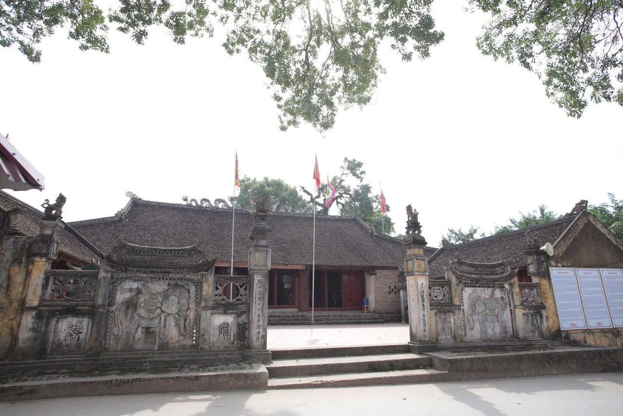 Đình Viễn Sơn nằm cạnh cây Dã Hương nghìn năm tuổi.