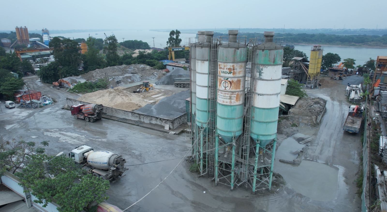 Những trạm trộn bê tông thương phẩm và bê tông đúc sẵn vẫn hoạt động rầm rộ.