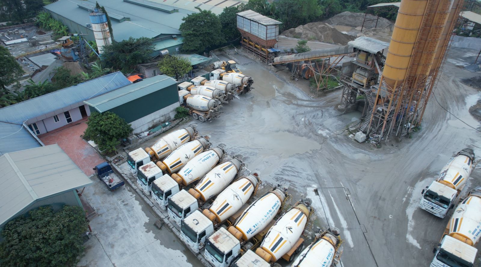 Trạm trộn bê tông nằm trên khu đất của Công ty Nam Thăng Long quản lý và sử dụng.