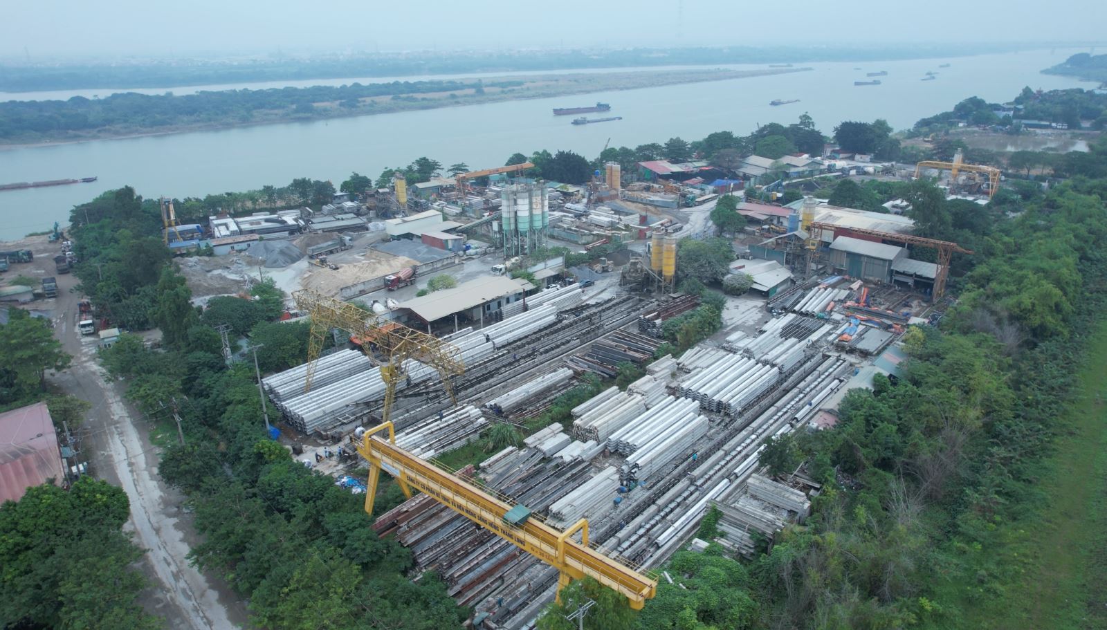 Hàng loạt trạm trộn bê tông vẫn hoạt động.