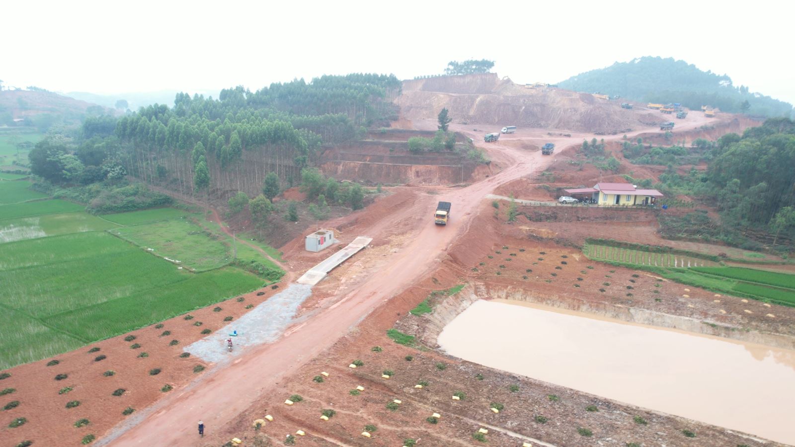 Những chiếc xe chở đất hầu hết không di chuyển qua trạm cân.