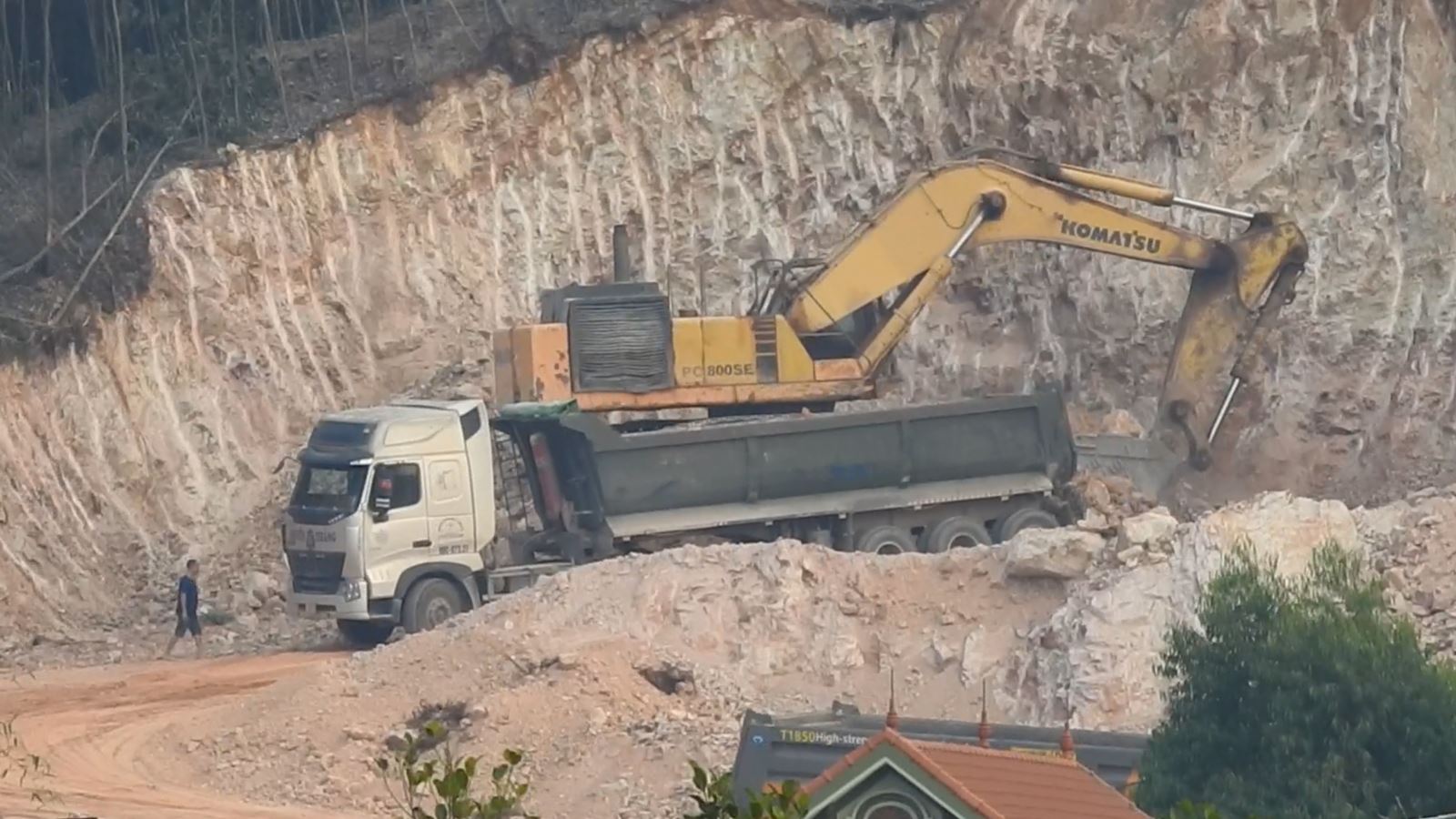 Hàng vạn khối đất tại huyện Việt Yên đã được các doanh nghiệp khai thác khi chưa hoàn thiện thủ tục thuê đất.