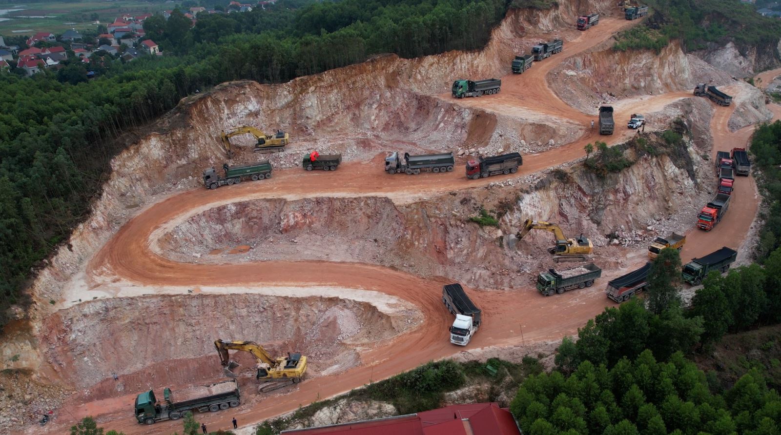 Công ty TNHH Khoáng sản Trung Bắc chưa hoàn thành thủ tục thuê đất và đất tại mỏ bị đổ sai địa điểm quy định trong giấy phép.