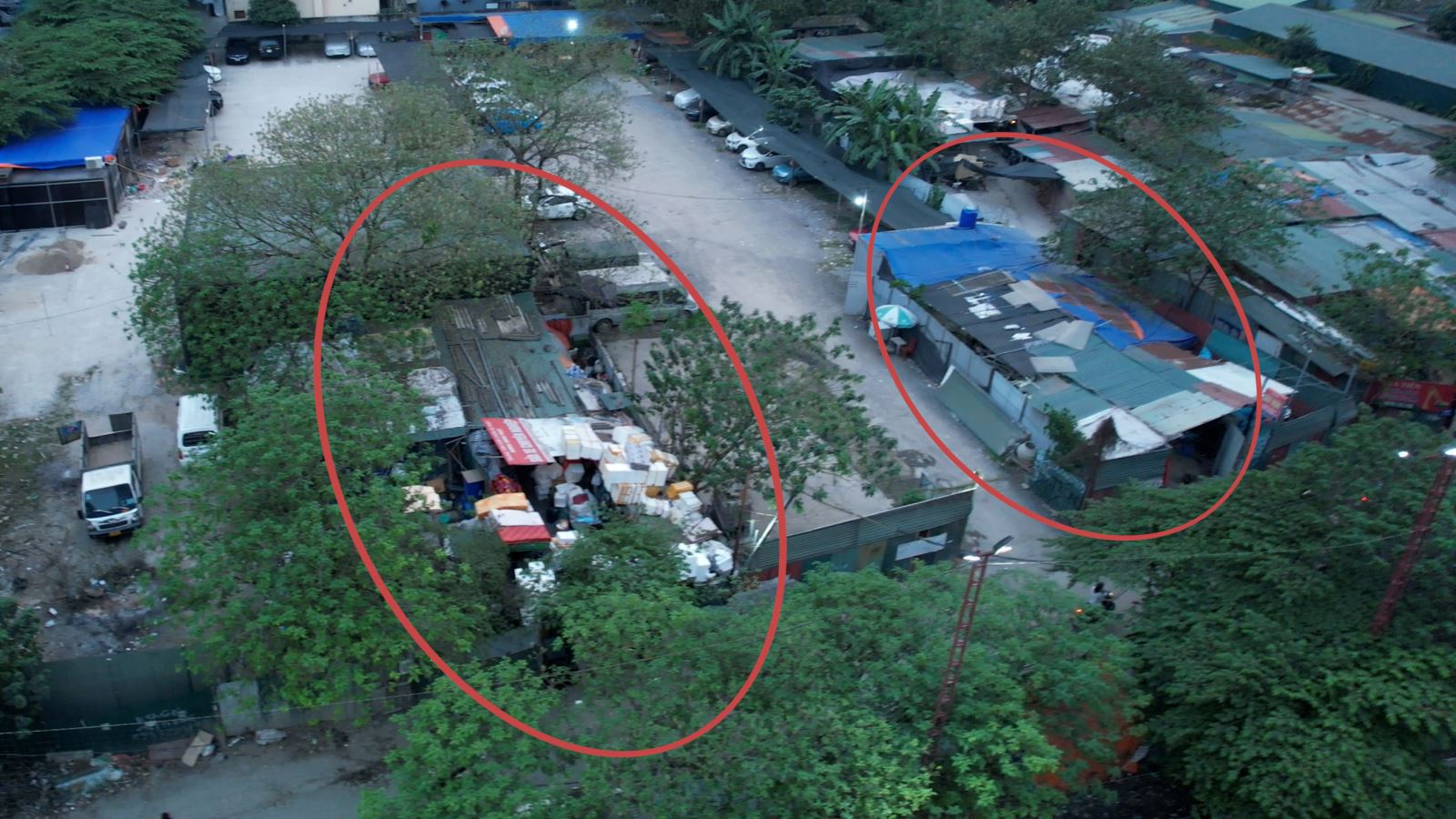 Bãi xe và các điểm tập kết phế liệu trong ngõ 14 Mễ Trì Hạ tiềm ẩn nguy cơ cháy nổ bất cứ lúc nào.