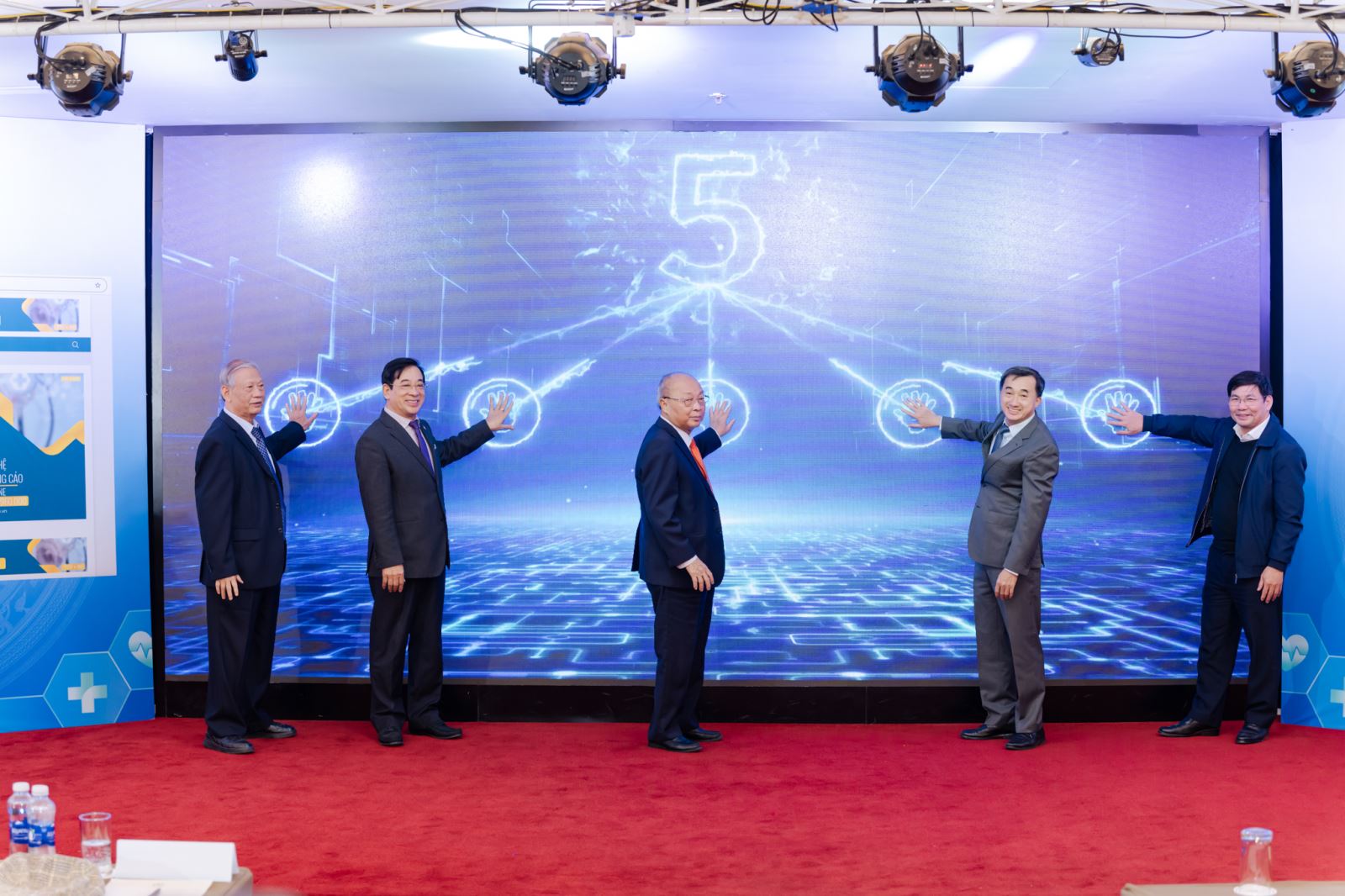 Các đại biểu thực hiện nghi thức ra mắt Trang thông tin tổng hợp kinh tế y tế Việt Nam.