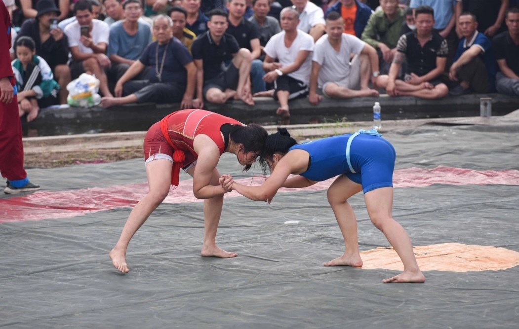 Lễ hội đền Đô còn có thi đấu vật được nhiều khán giả quan tâm.