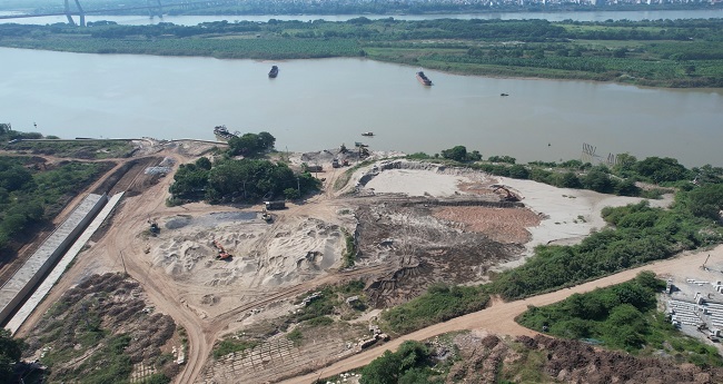 Những chiếc máy xúc, xe tải lấy cát sỏi tại bãi Diệp Trang đi tiêu thụ vẫn hoạt động.