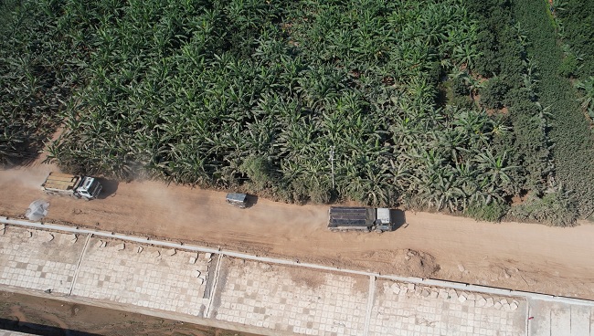 Những chiếc xe tải cát, sỏi chạy qua khu vực công trường của dự án trạm bơm Phương Trạch.