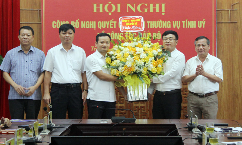 Đồng chí Thân Hải Nam (đứng thứ 3 từ trái sang) được chỉ định giữ chức Phó Bí thư Huyện ủy Yên Thế.