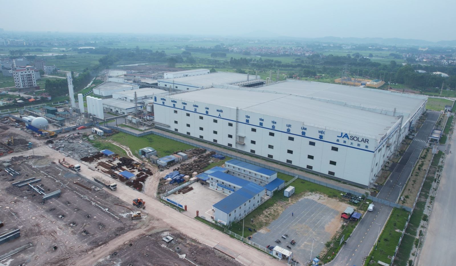 Các khu công nghiệp được đẩy nhanh đầu tư phát triển hạ tầng kỹ thuật.