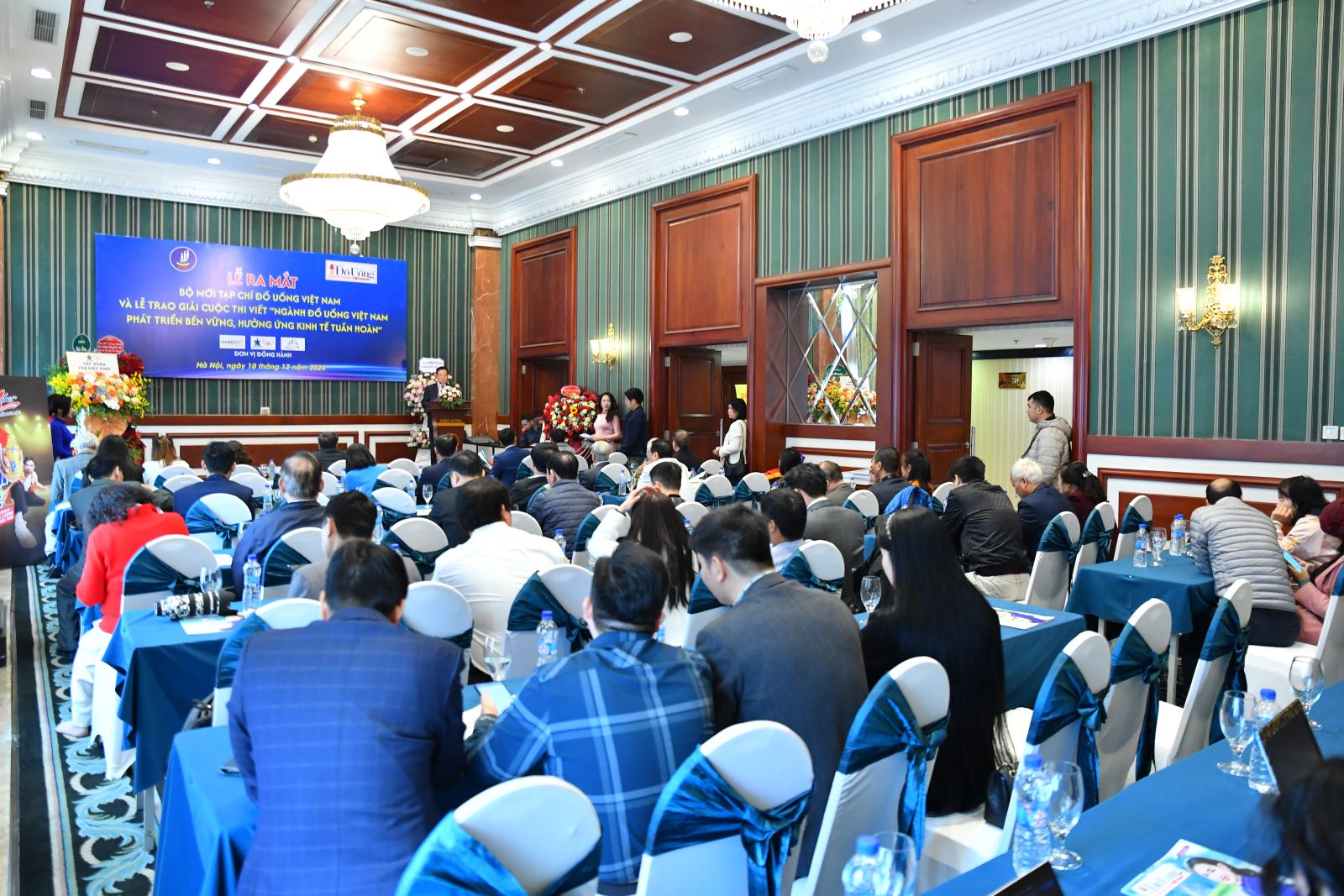 Toàn cảnh buổi lễ ra mắt bộ nhận diện thương hiệu và trao giải cuộc thi viết.