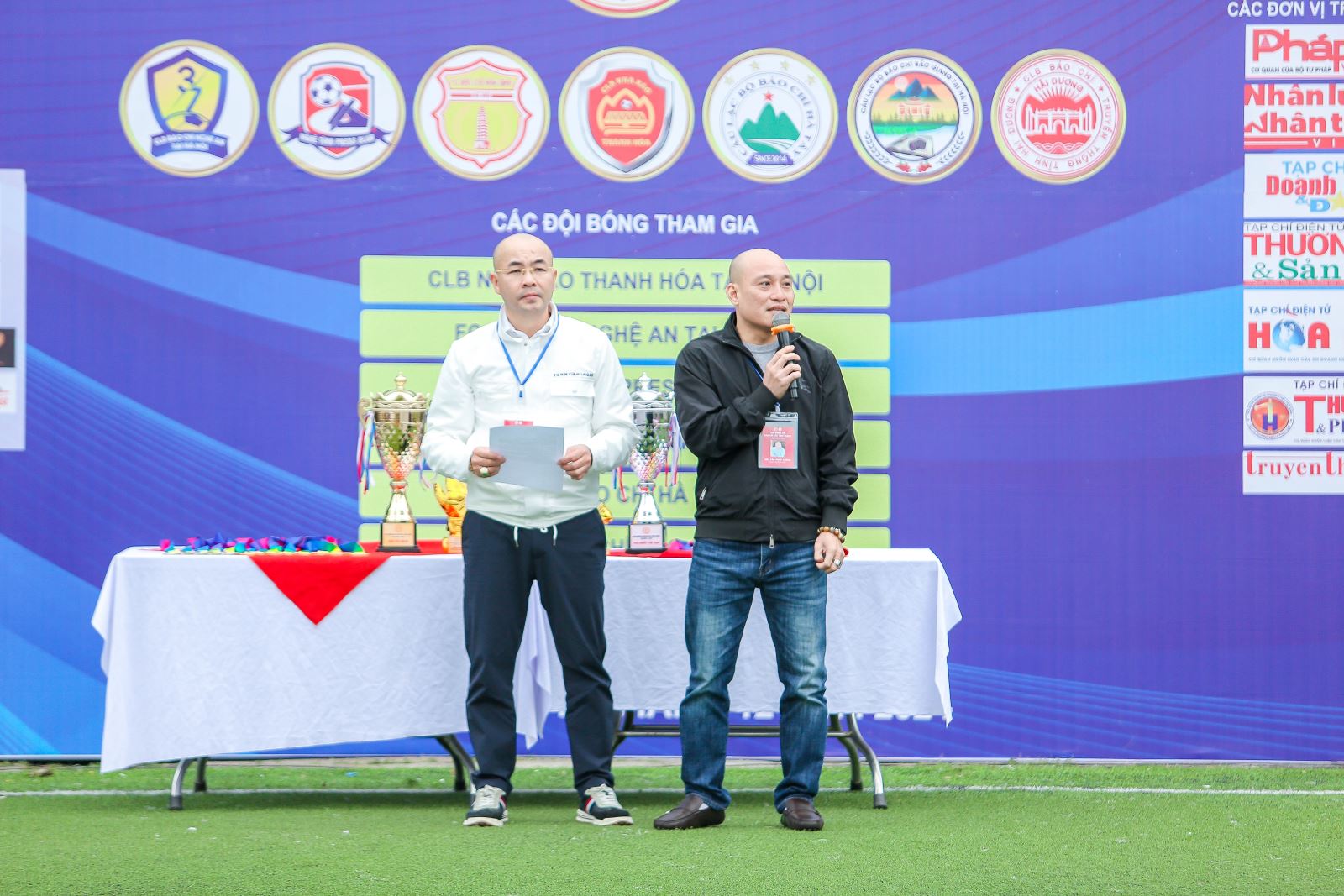 Ban tổ chức phát biểu khai mạc tại Giải bóng đá báo chí các tỉnh thành lần thứ 10.
