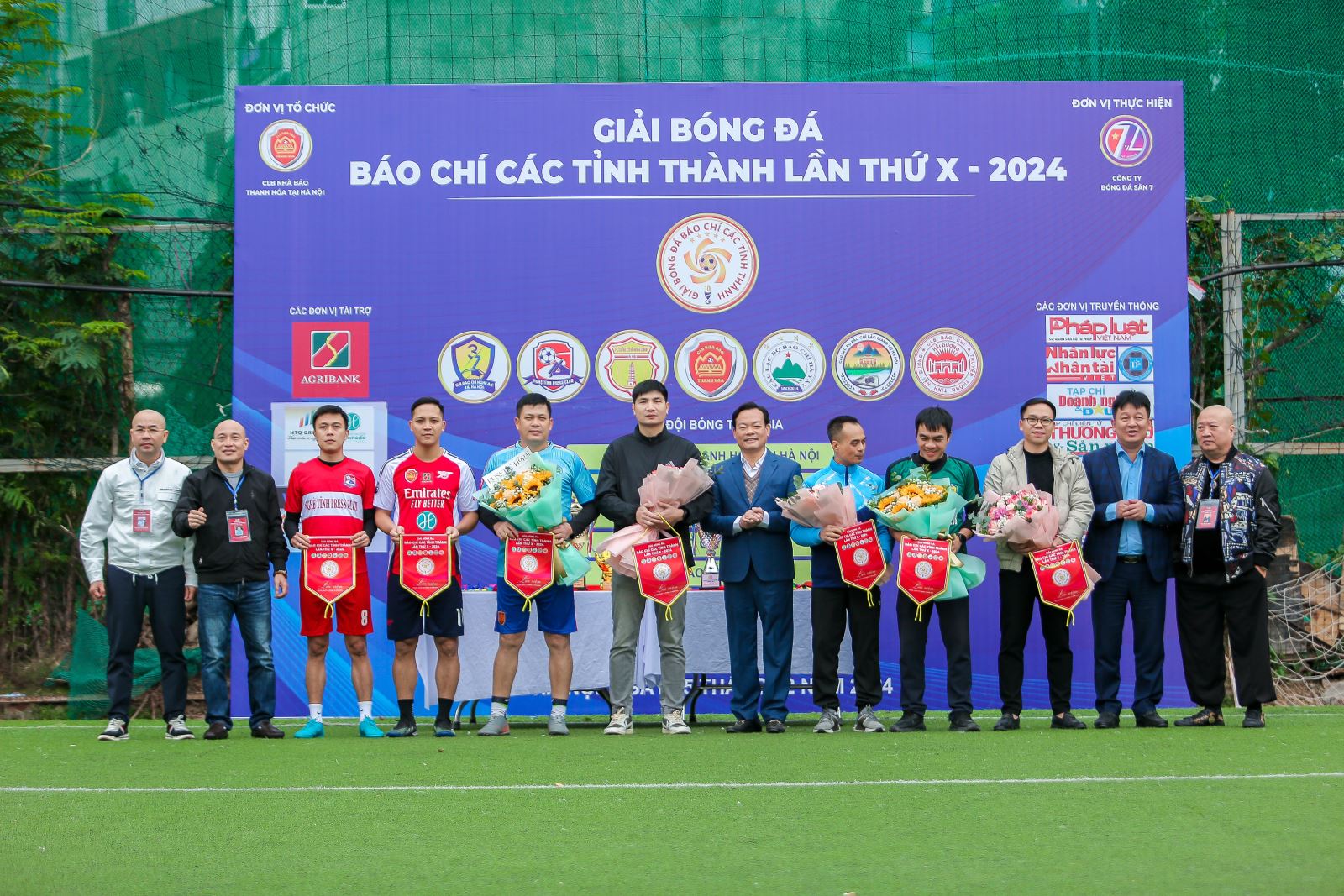 Đại diện các đội bóng nhận hoa và cờ lưu niệm từ BTC.