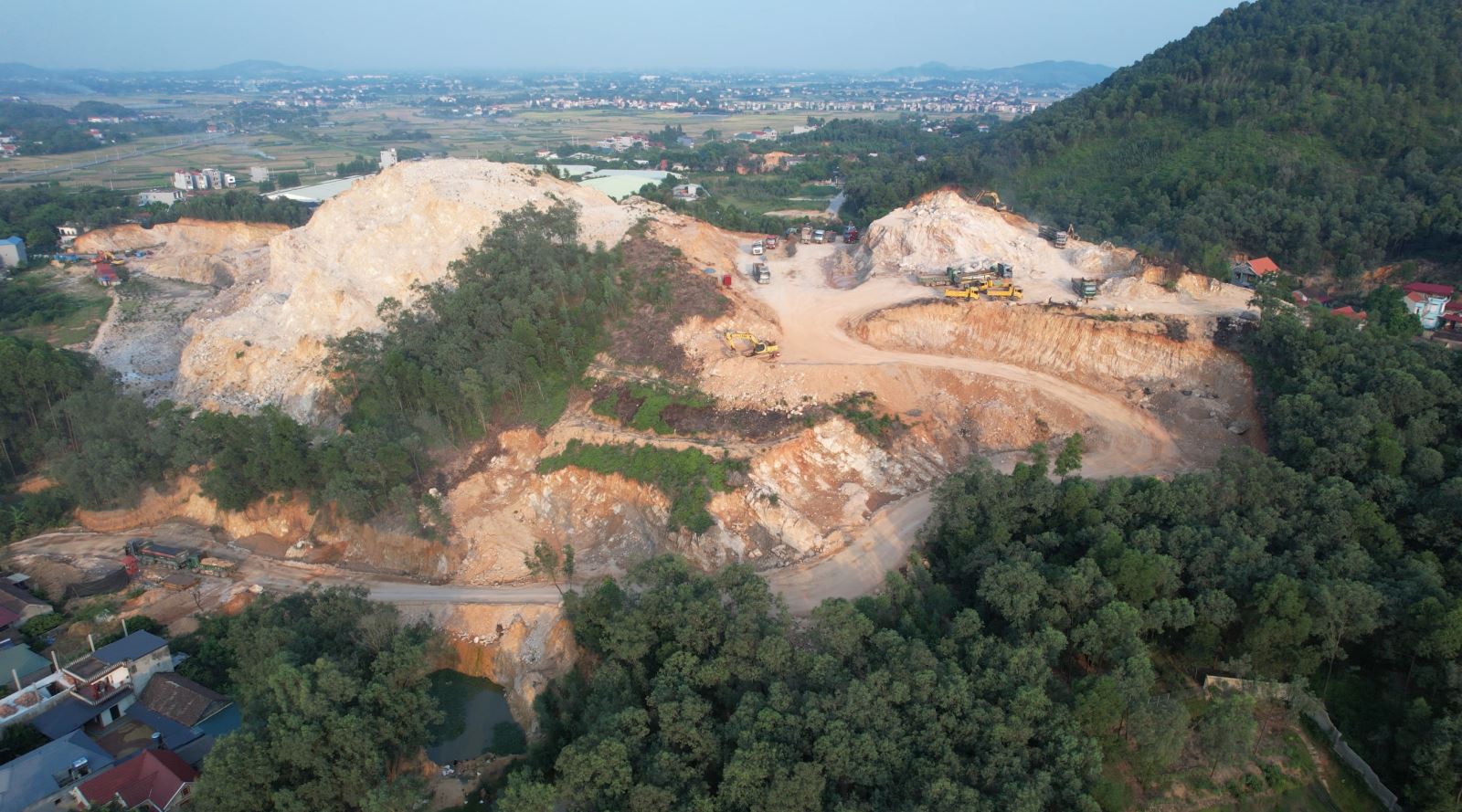 Mỏ đất được cấp cho Công ty TNHH sản xuất gạch, ngói Ngọc Lý tại xã Minh Đức, huyện Việt Yên.