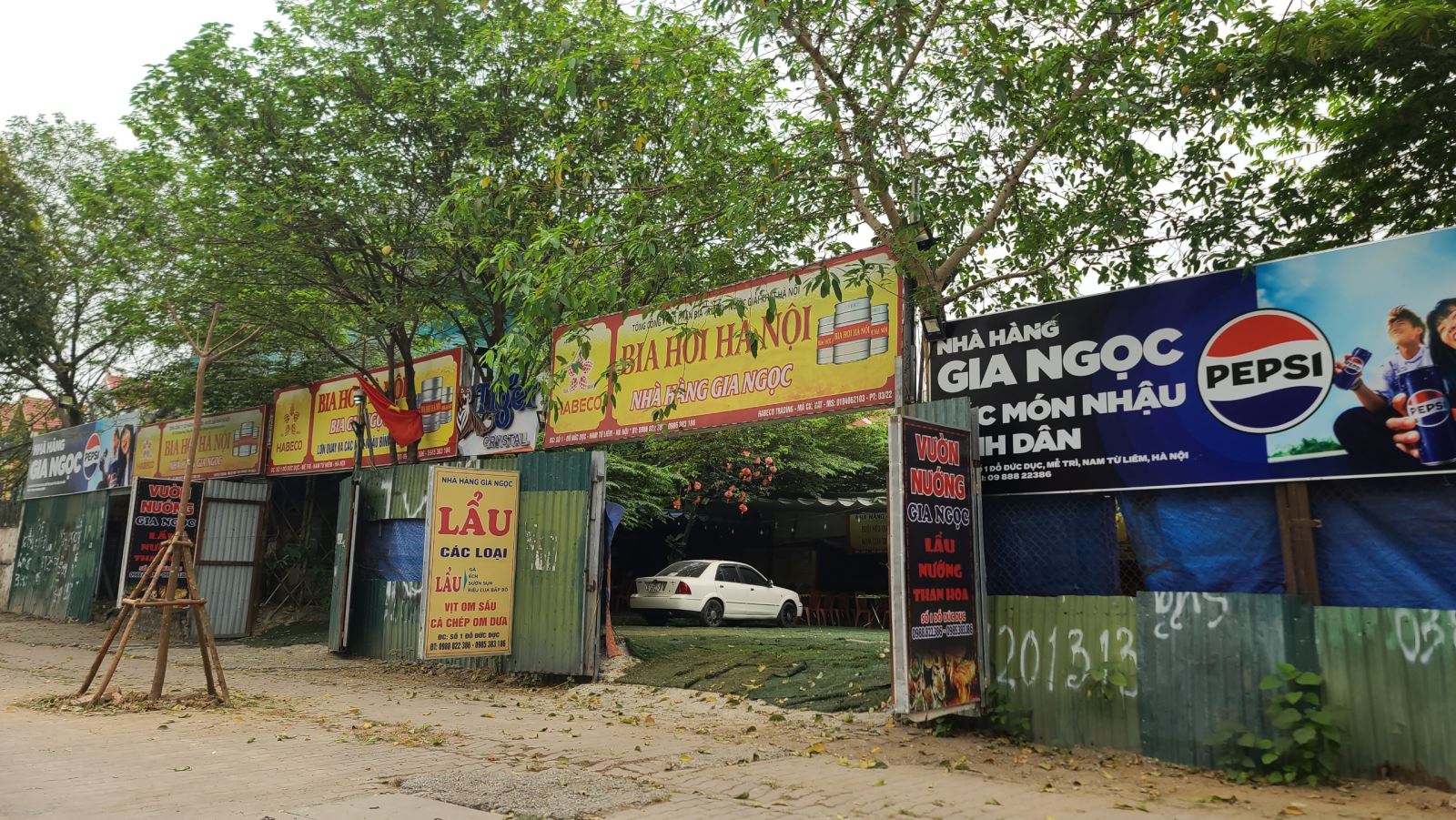 Tại mặt đường Đỗ Đức Dục, nhà hàng Gia Ngọc đã được quây tôn và đi vào hoạt động.