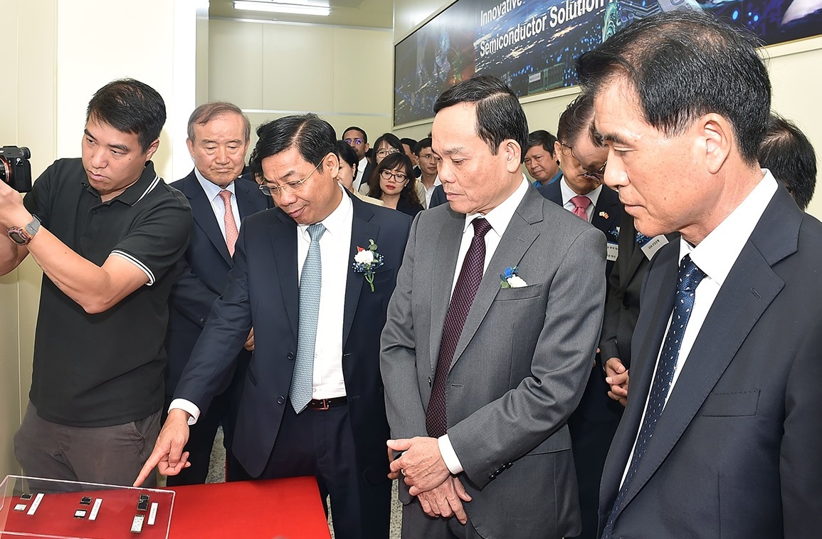  Phó Thủ tướng Trần Lưu Quang tham quan, tìm hiểu quy trình sản xuất tại nhà máy sản xuất chất bán dẫn đầu tiên tại miền Bắc được đặt tại Bắc Giang (ảnh Minh Hải)
