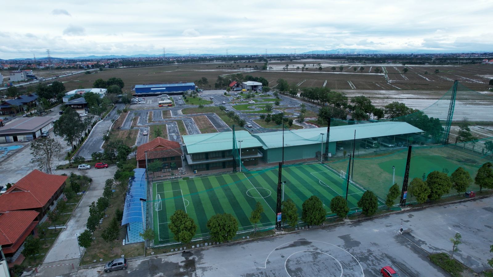 Công ty Đông Đô đã làm cả sân bóng nhân tạo và sân tập golf trong khu vực đất được UBND tỉnh giao.