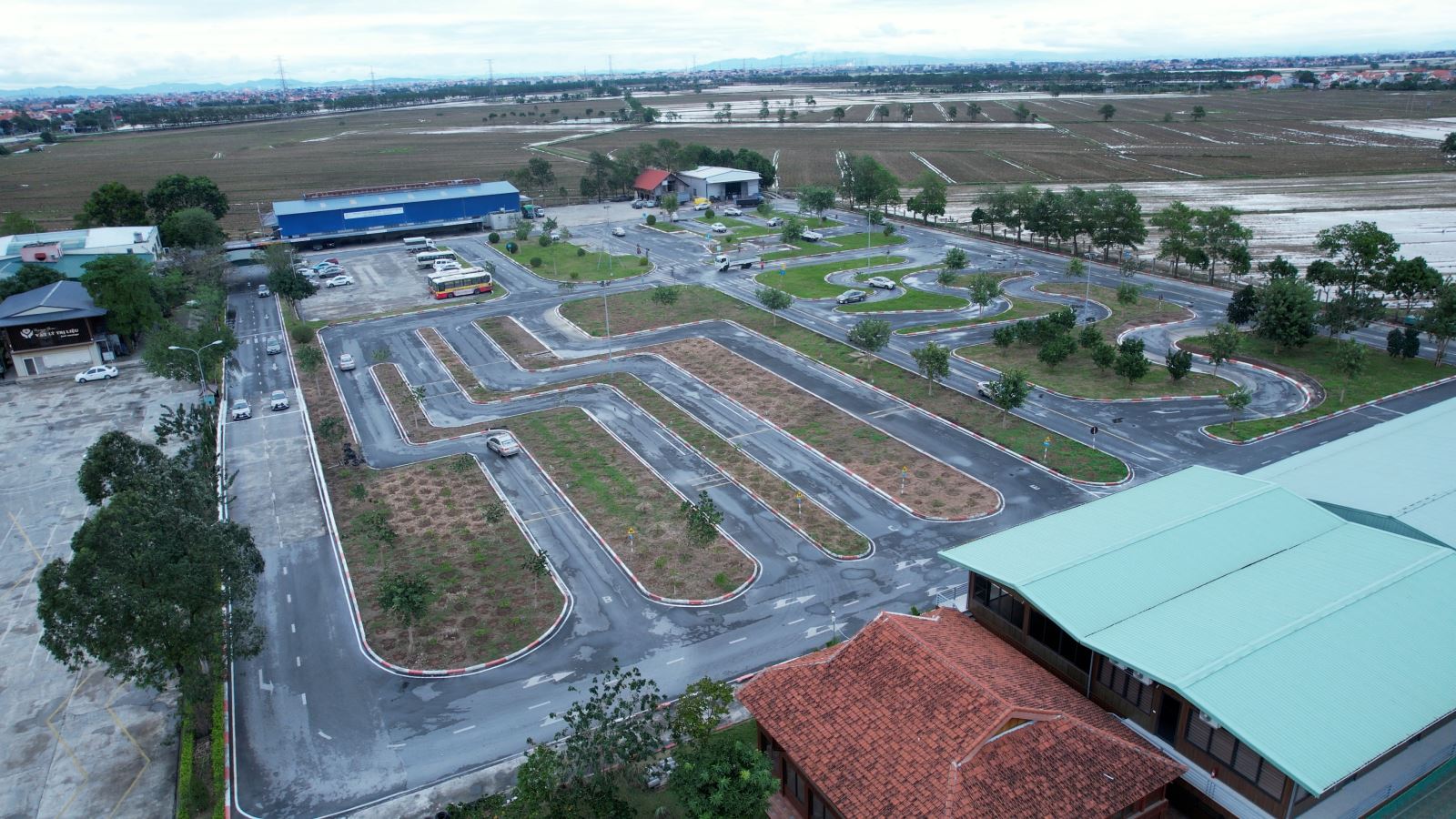 Công ty TNHH Kỹ thương Đông Đô đã xây dựng Trung tâm đào tạo, sát hạch lái xe trên khu đất từng được Quy hoạch làm KCN vừa và nhỏ Lâm Bình.