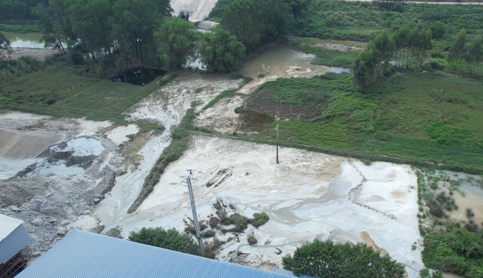 Nước thải và chất thải rắn được xả ra những thử ruộng cạnh trạm trộn bê tông.