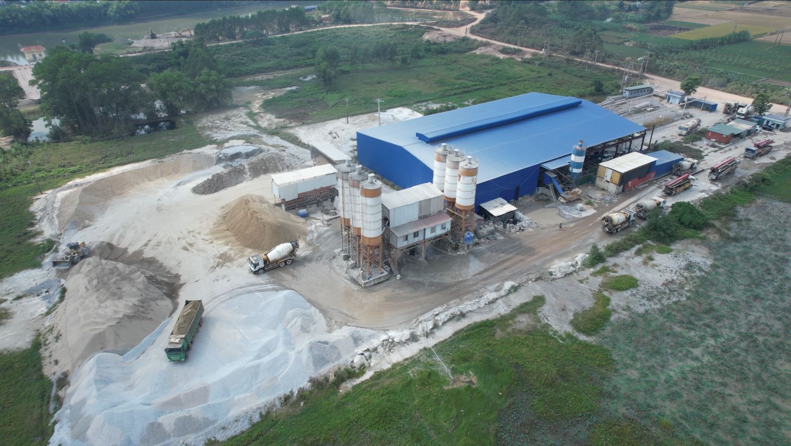 Trạm trộn bê tông TPA nằm giữa cánh đồng xã Hương Gián, huyện Yên Dũng, sát với bờ đê sông Thương.