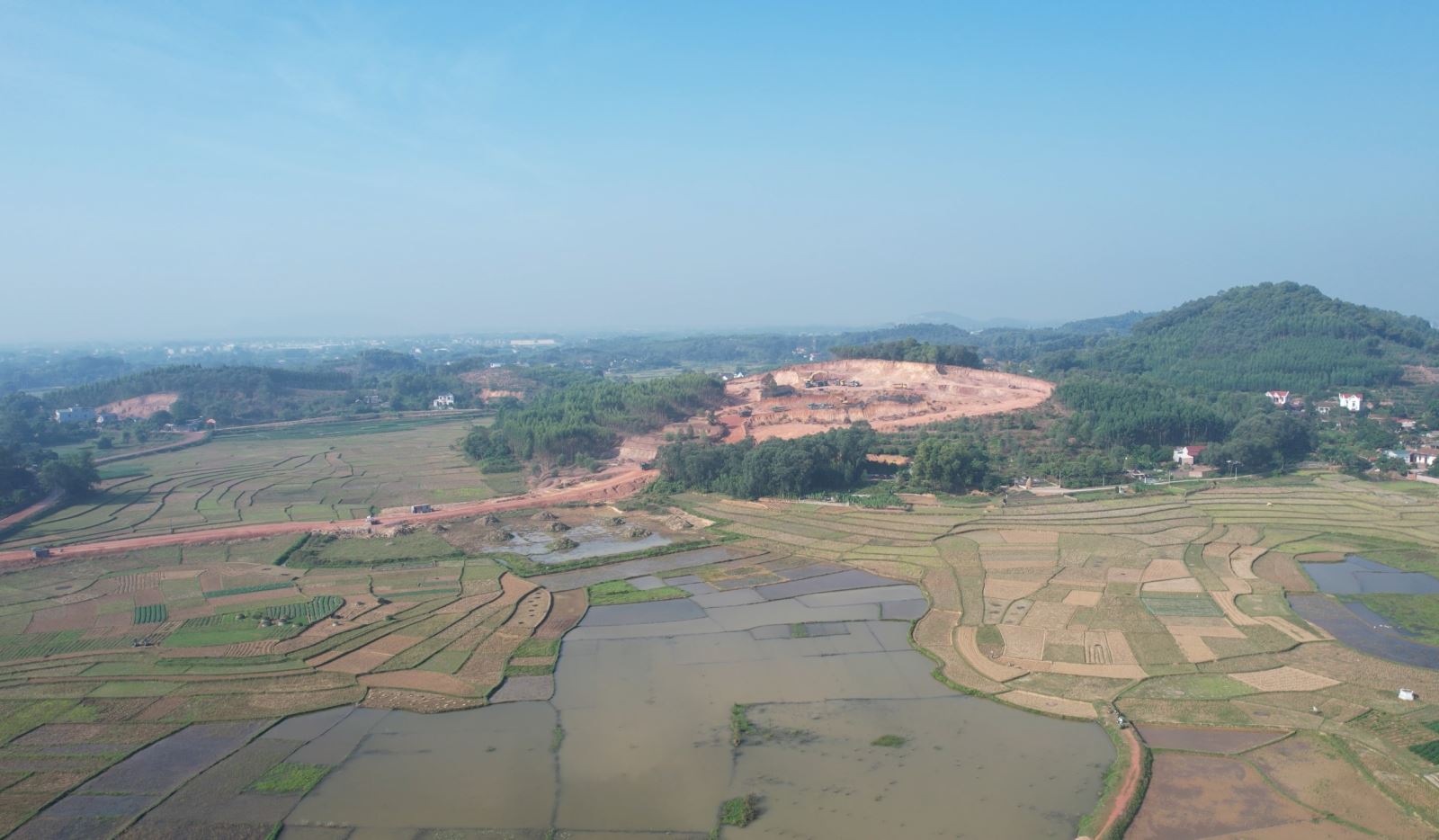 Mỏ đất tại huyện Tân Yên, tỉnh Bắc Giang.